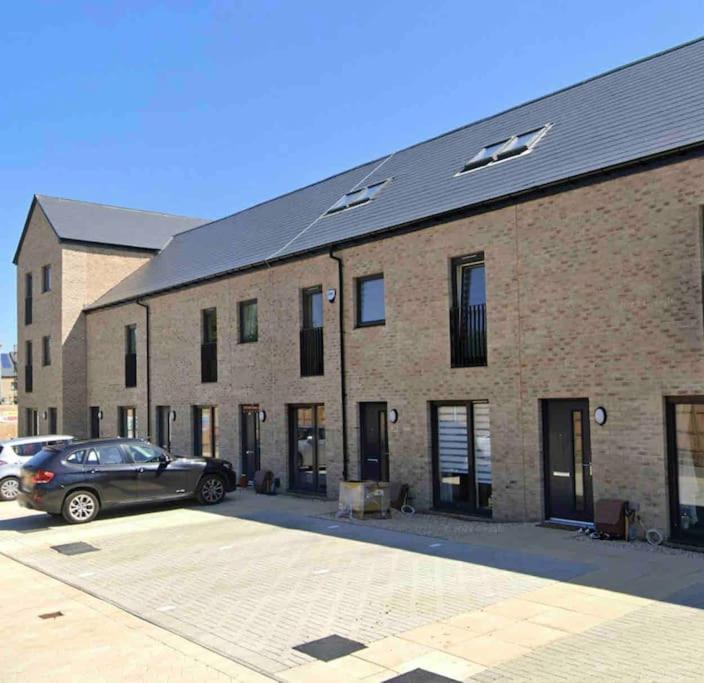 Modern 3 Bed Villa With Free Parking And Garden Close To City Center And Edinburgh Airport Exterior photo