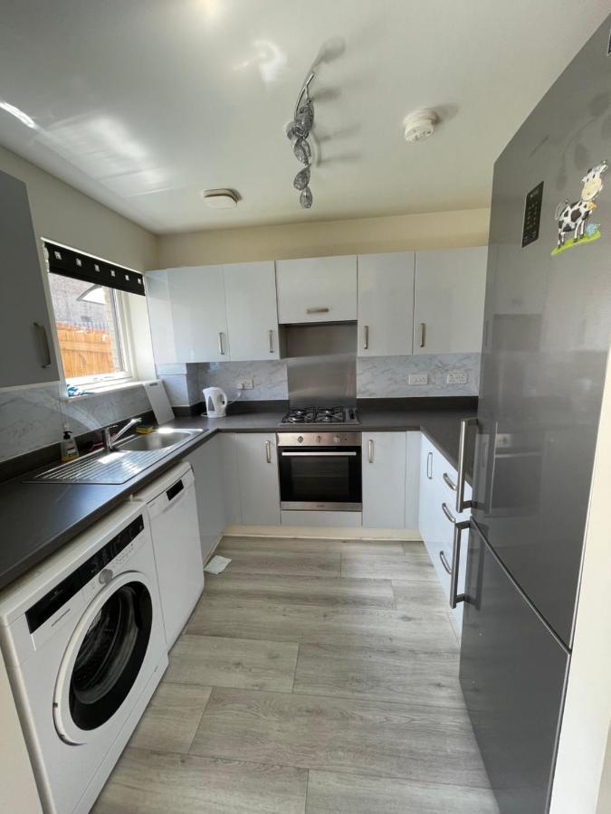 Modern 3 Bed Villa With Free Parking And Garden Close To City Center And Edinburgh Airport Exterior photo